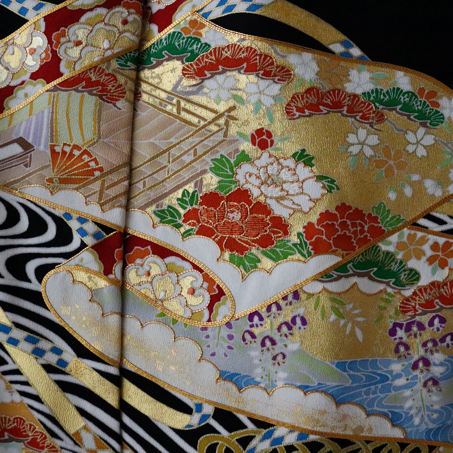 黒留袖「手描き京友禅 - 波に巻物」髙橋啓