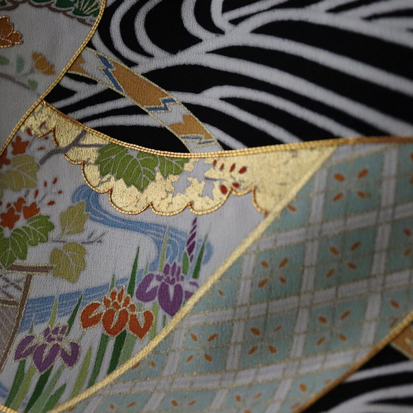 黒留袖「手描き京友禅 - 波に巻物」髙橋啓