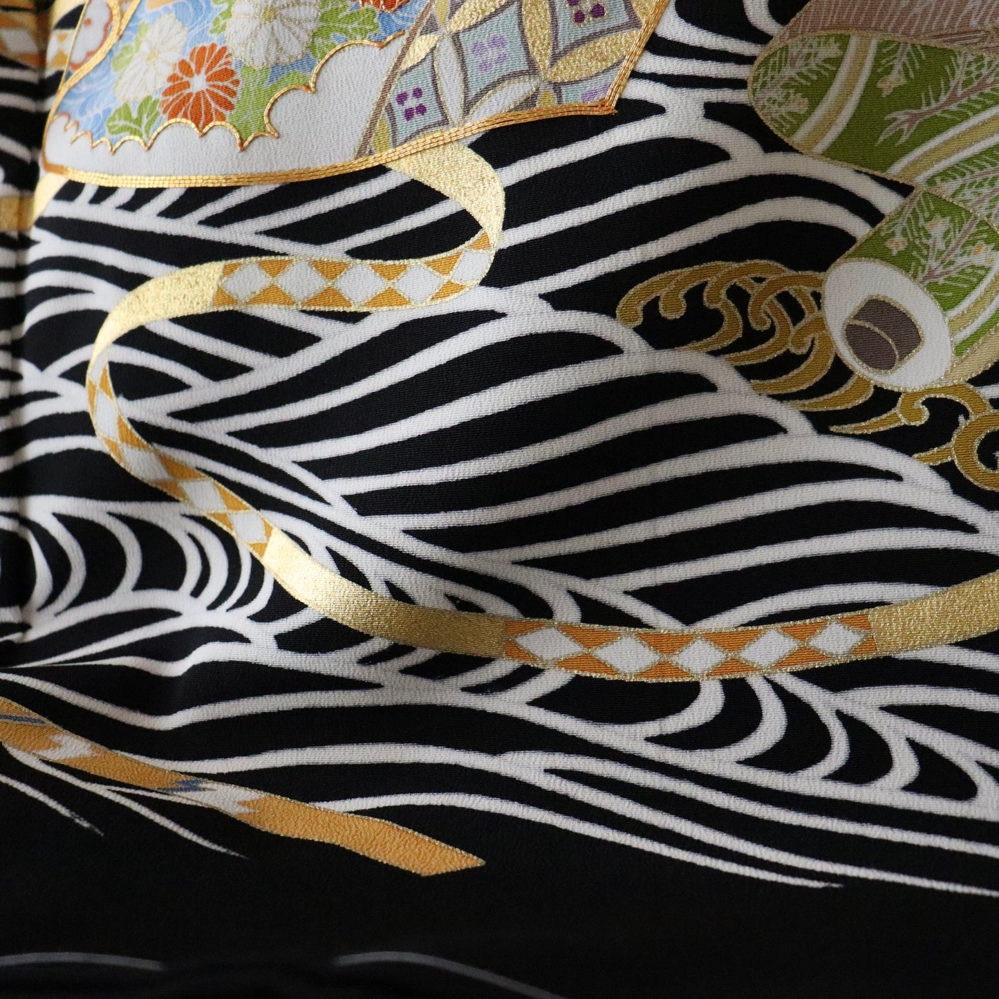 黒留袖「手描き京友禅 - 波に巻物」髙橋啓