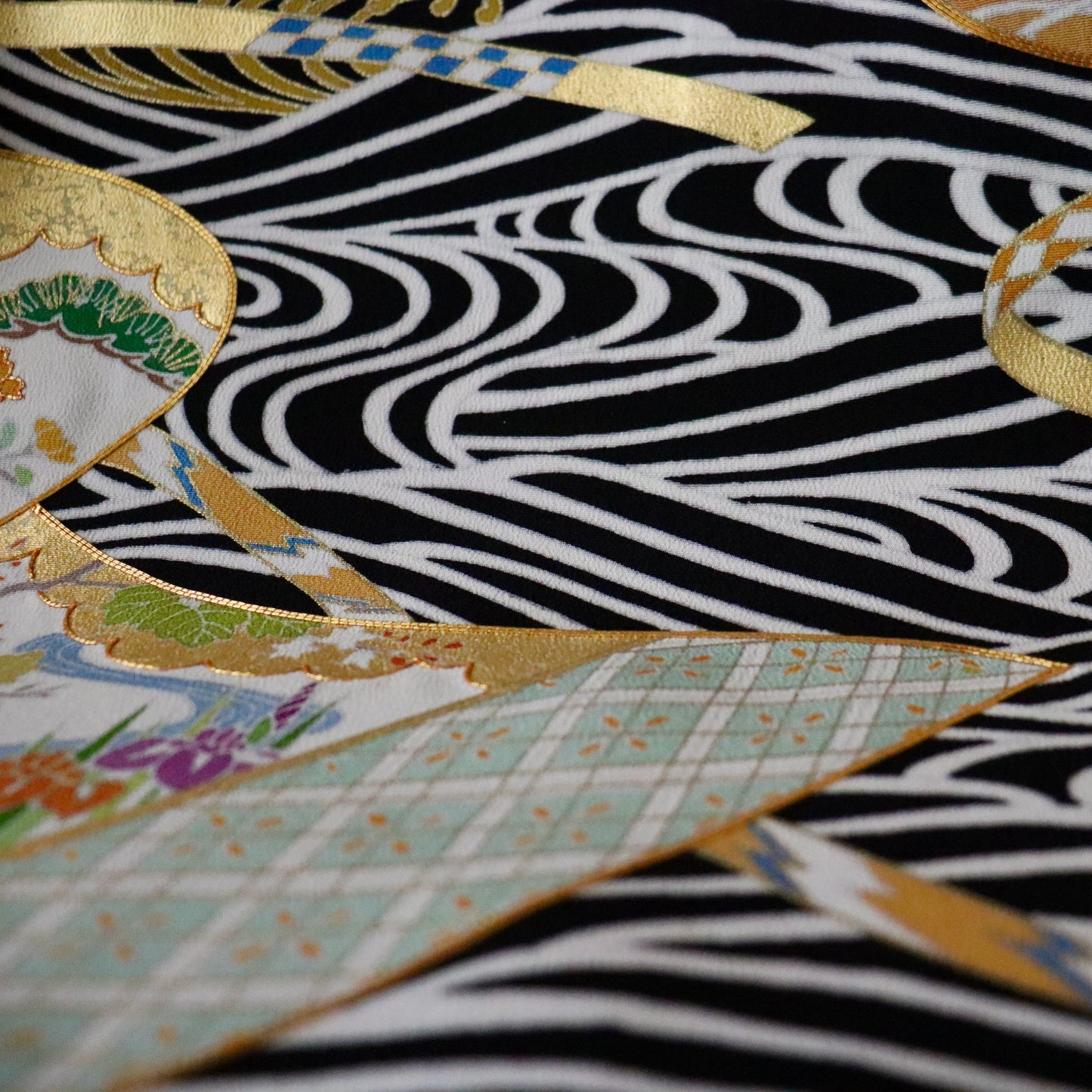 黒留袖「手描き京友禅 - 波に巻物」髙橋啓