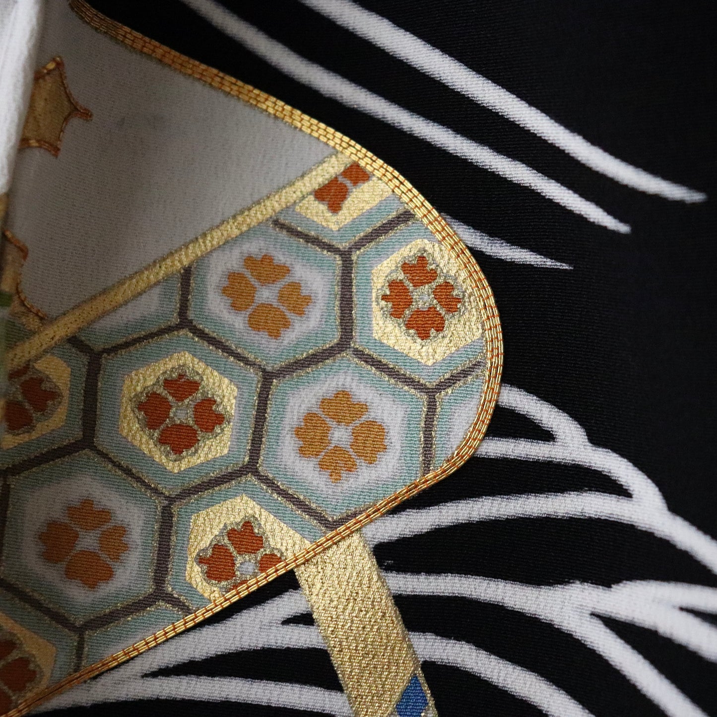 黒留袖「手描き京友禅 - 波に巻物」髙橋啓