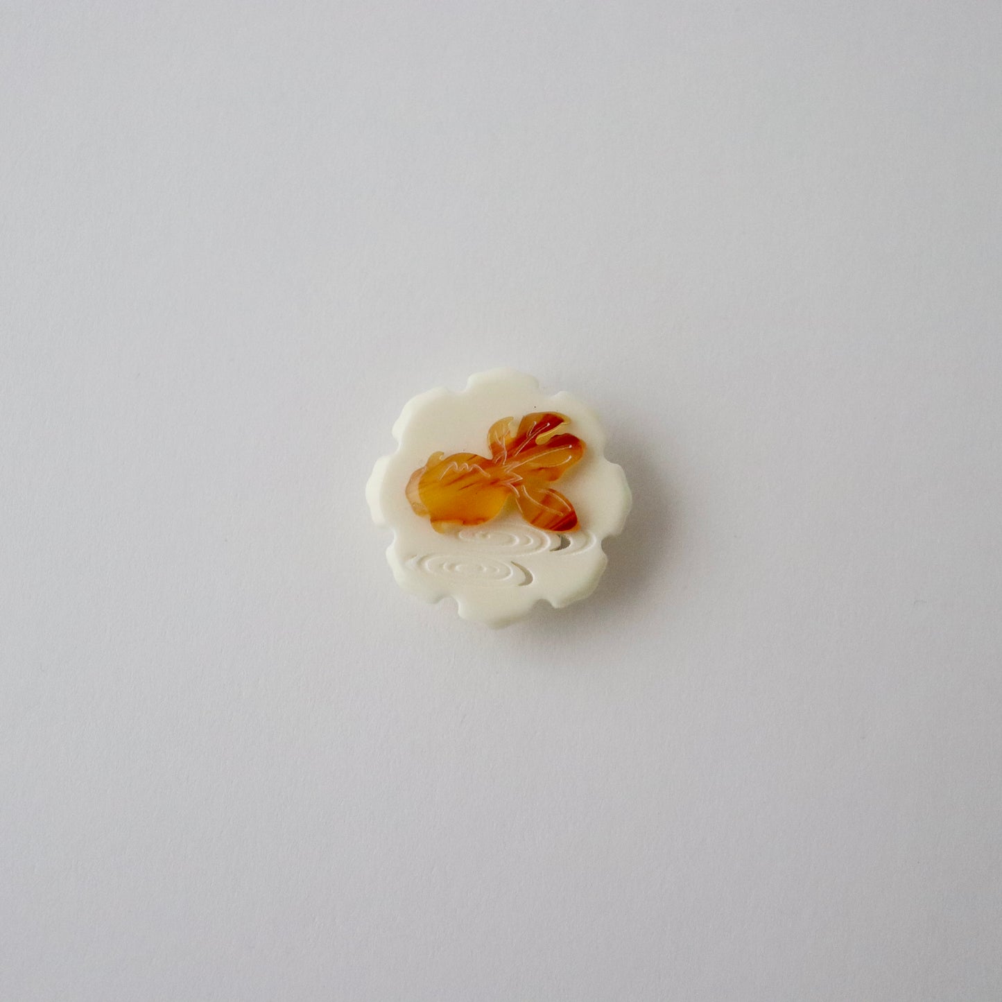 帯留「雪輪金魚」