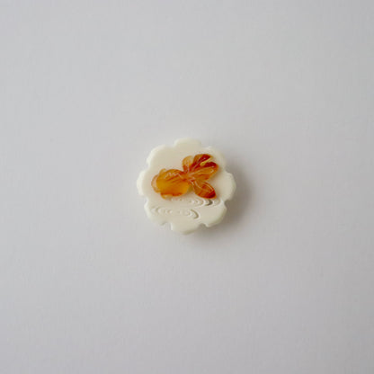 帯留「雪輪金魚」