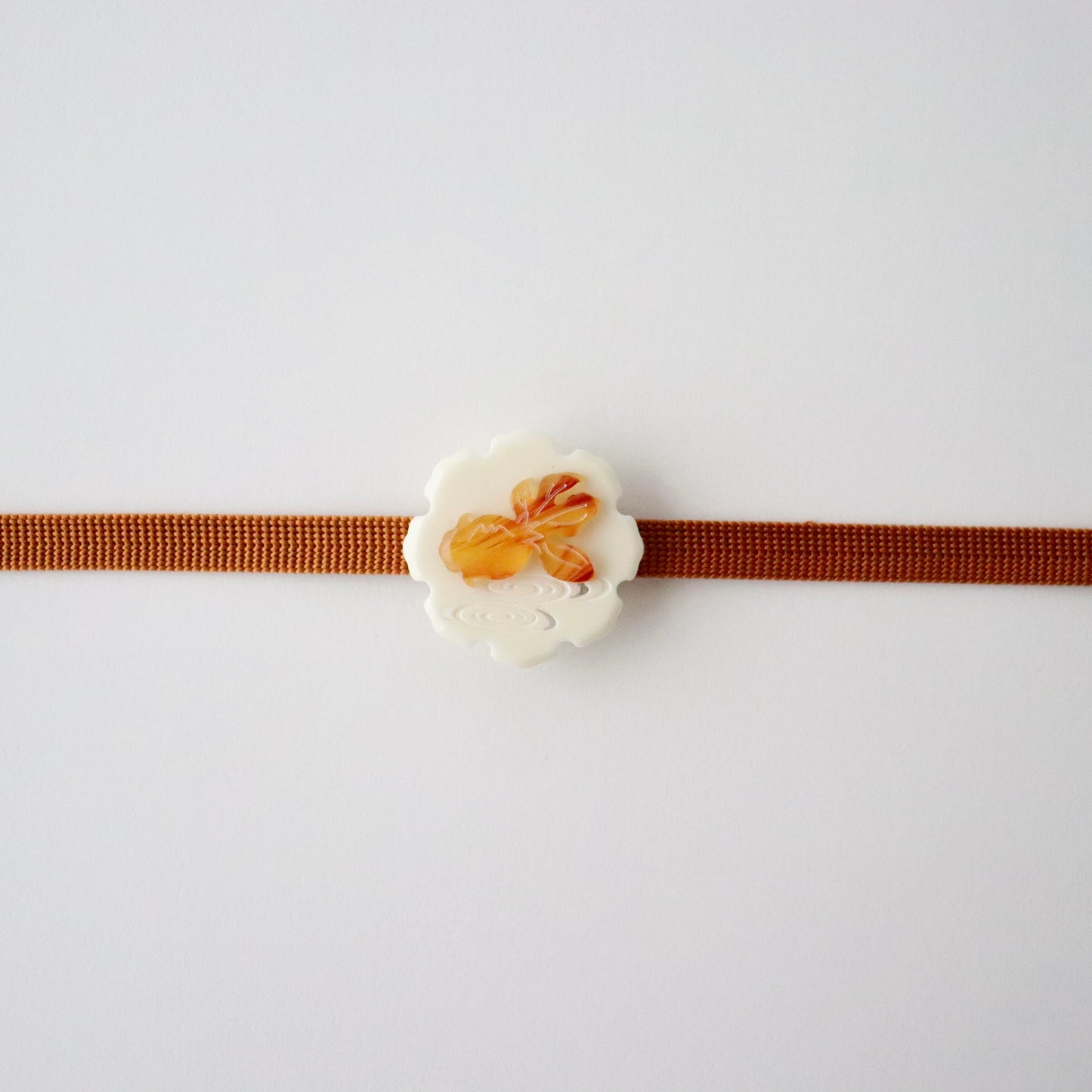 帯留「雪輪金魚」