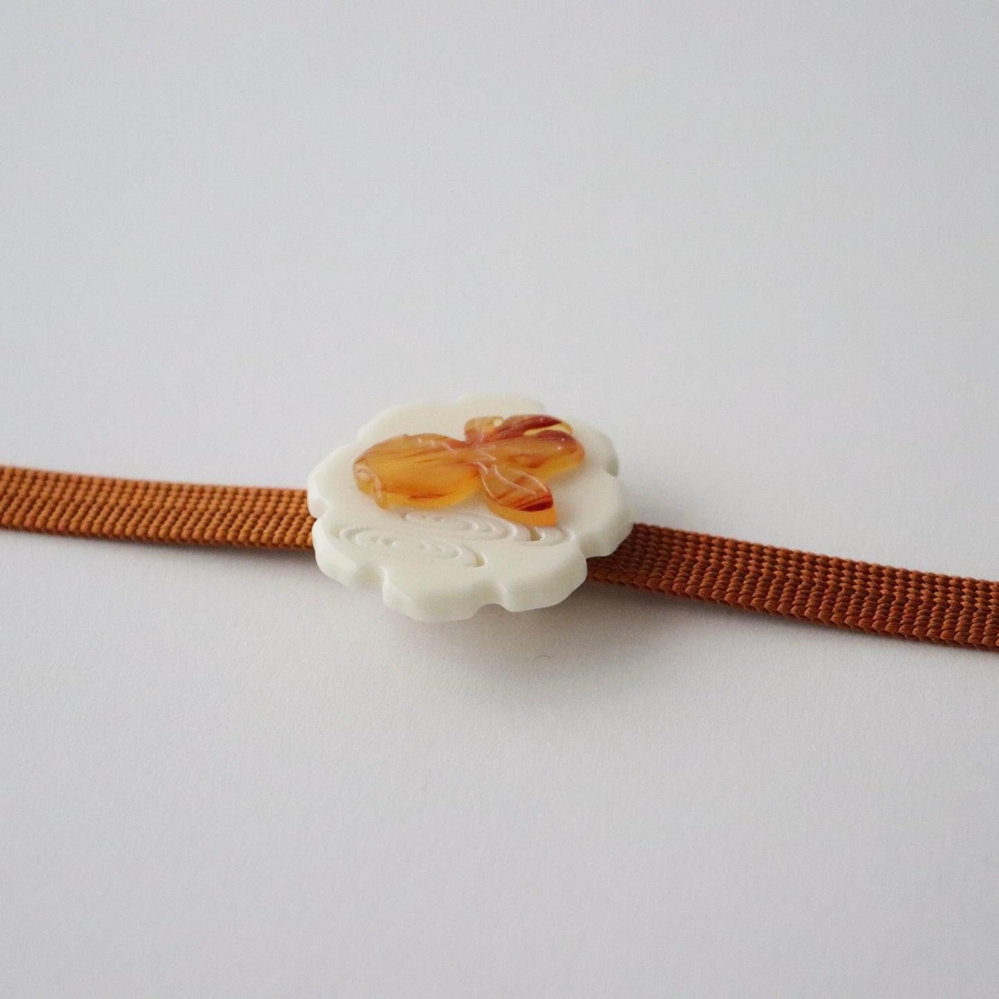 帯留「雪輪金魚」