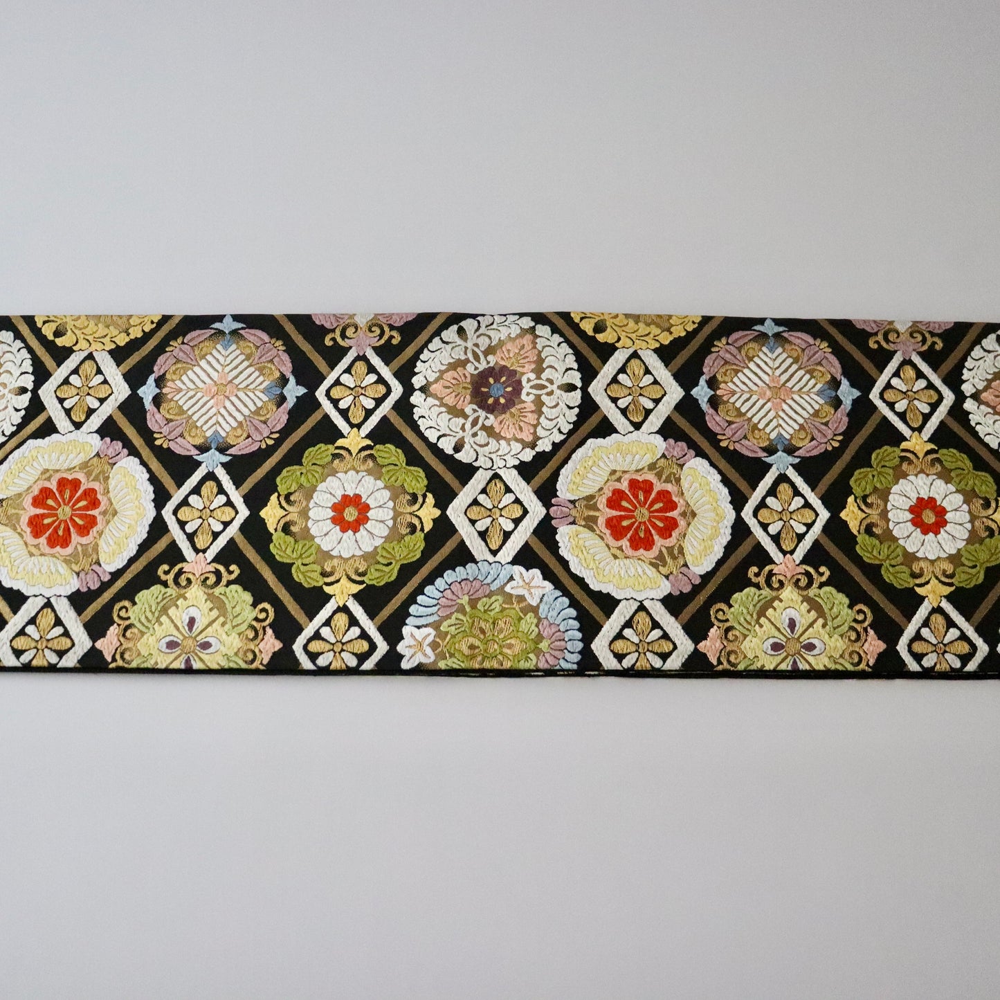 袋帯「菱襷有職華文」洛陽織物