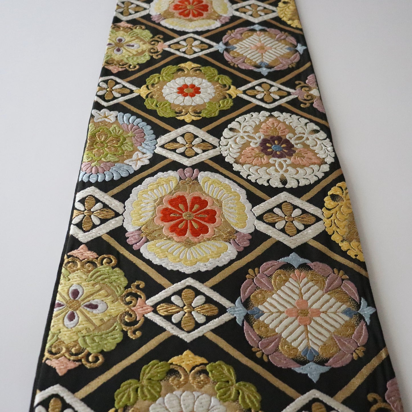 袋帯「菱襷有職華文」洛陽織物