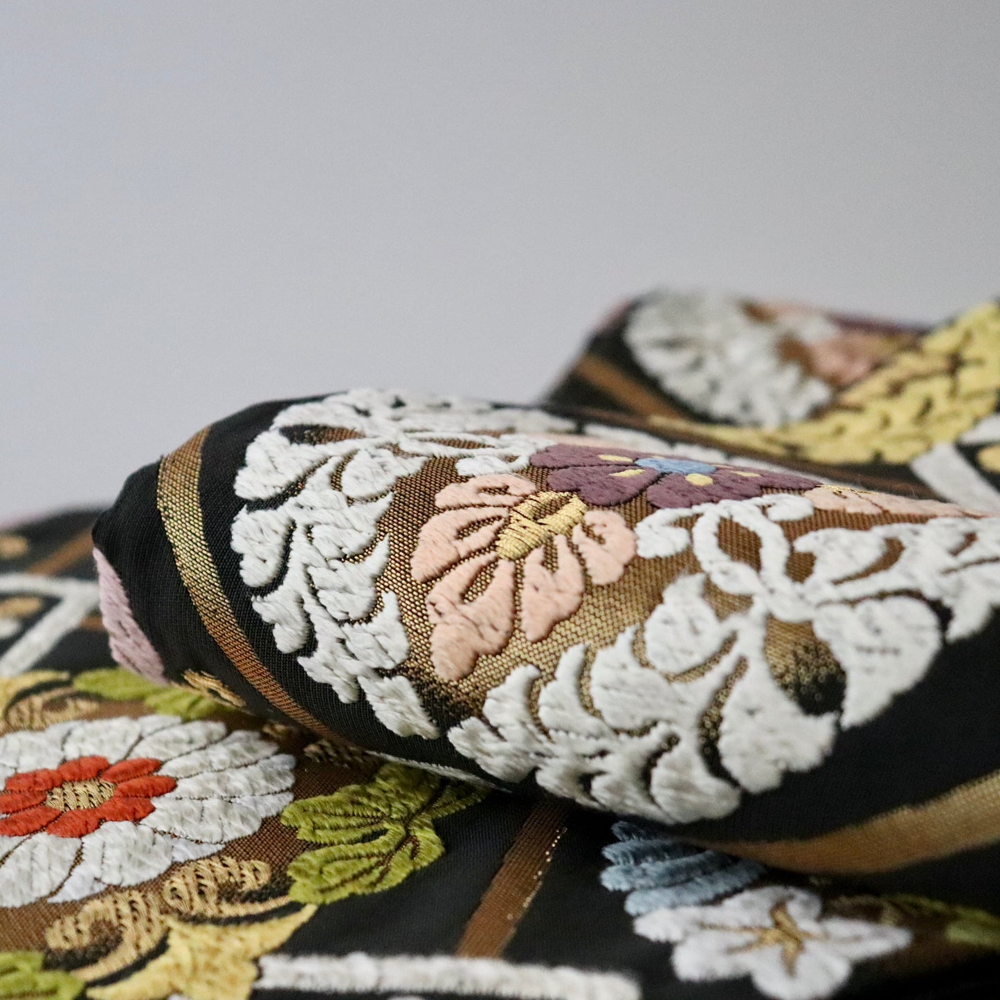 袋帯「菱襷有職華文」洛陽織物