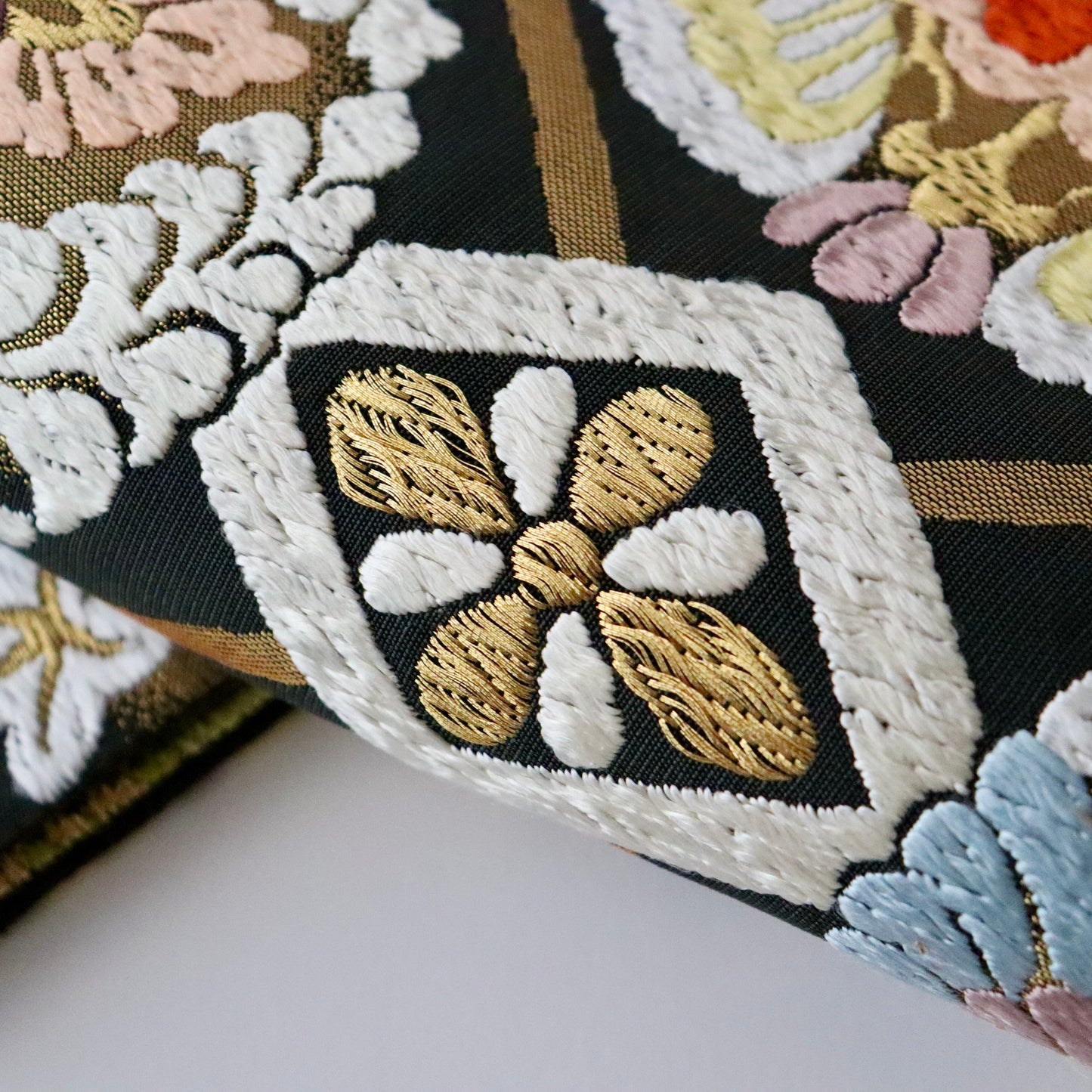 袋帯「菱襷有職華文」洛陽織物