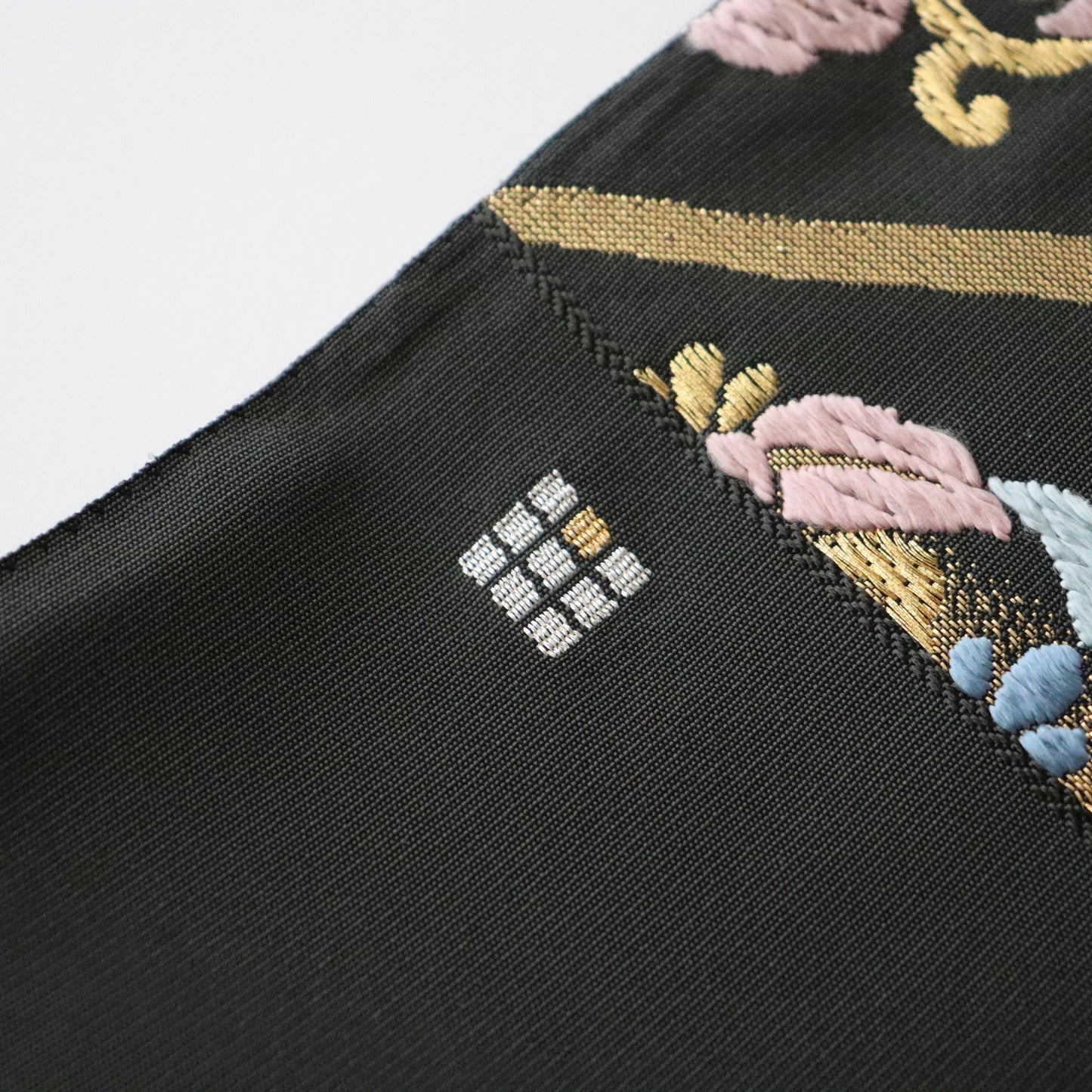 袋帯「菱襷有職華文」洛陽織物