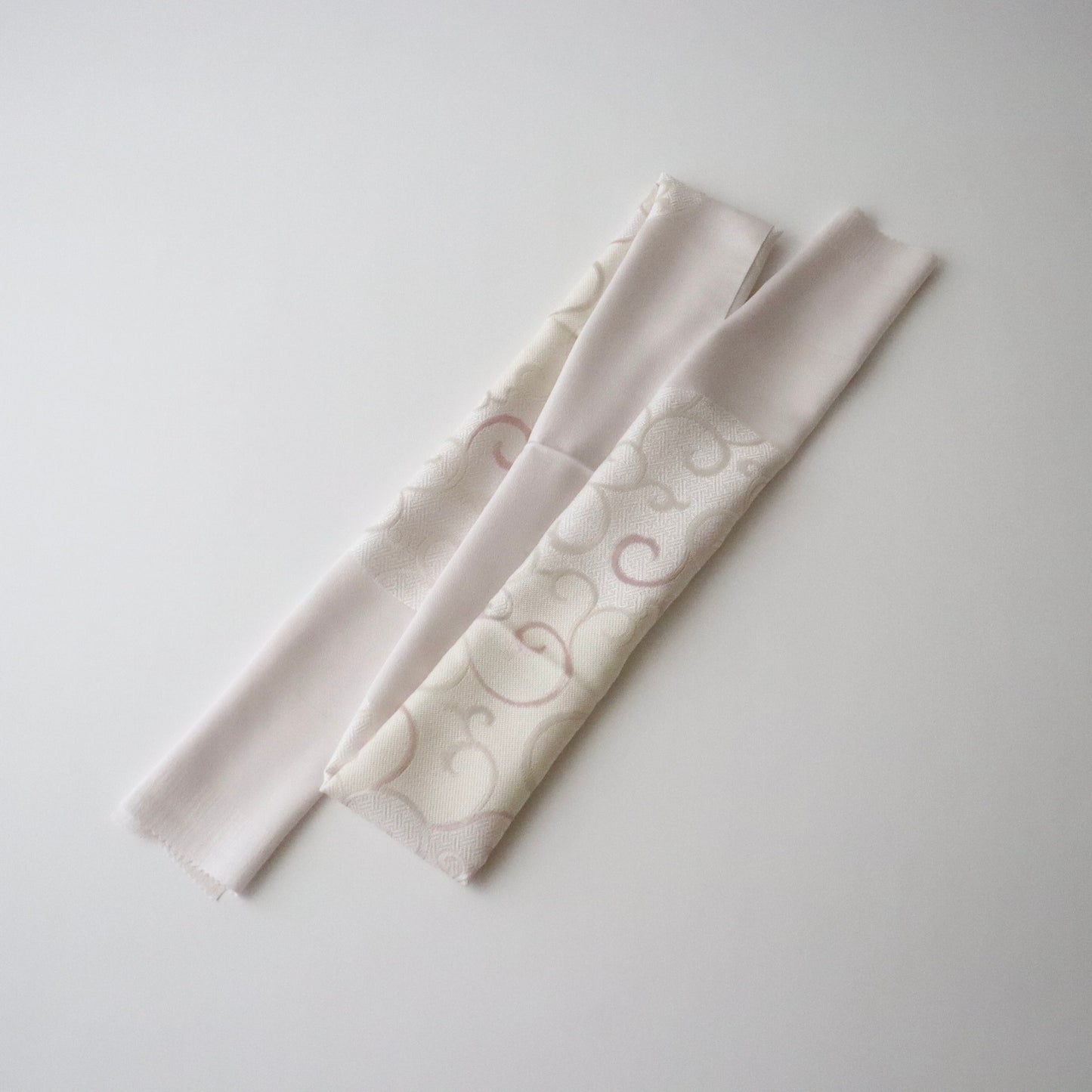 帯揚げ「小判取紗綾形唐草 - lt.p」和小物さくら