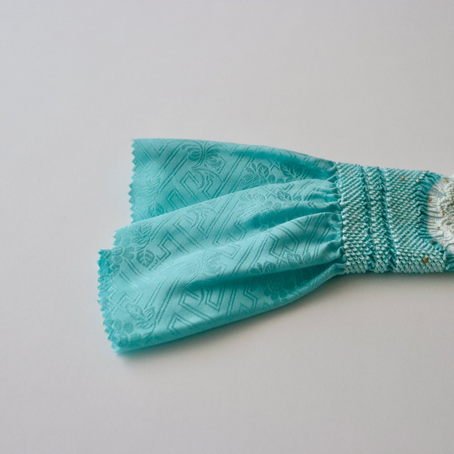 絞染帯揚げ「八重桜輪 - 甕覗 白」大原商店