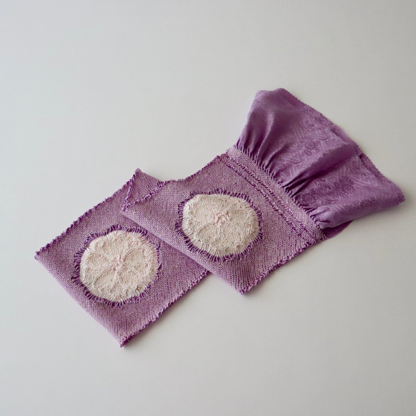 絞染帯揚げ「八重桜輪 - 薄葡萄 白」大原商店