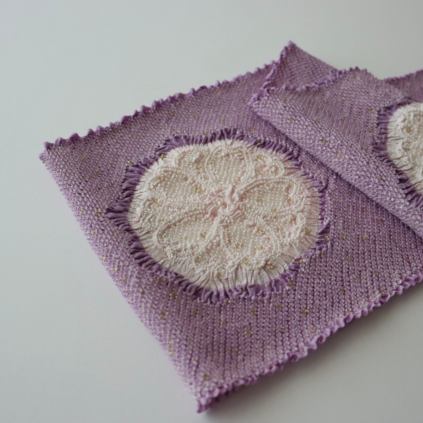 絞染帯揚げ「八重桜輪 - 薄葡萄 白」大原商店