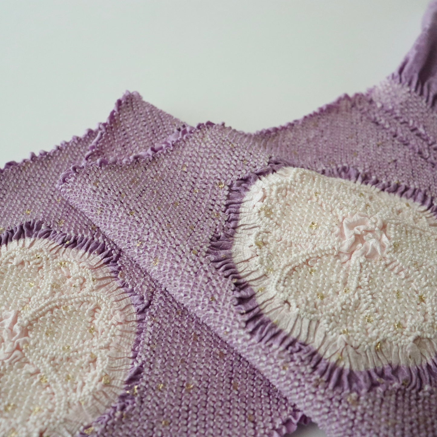 絞染帯揚げ「八重桜輪 - 薄葡萄 白」大原商店