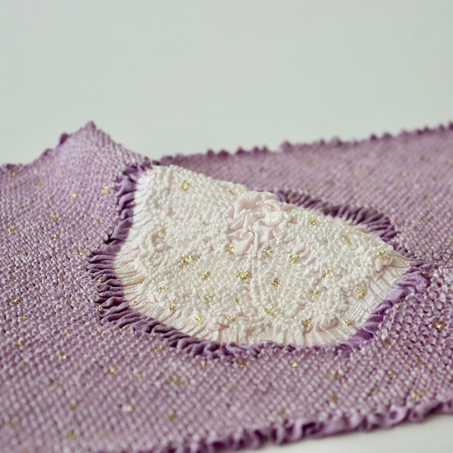 絞染帯揚げ「八重桜輪 - 薄葡萄 白」大原商店