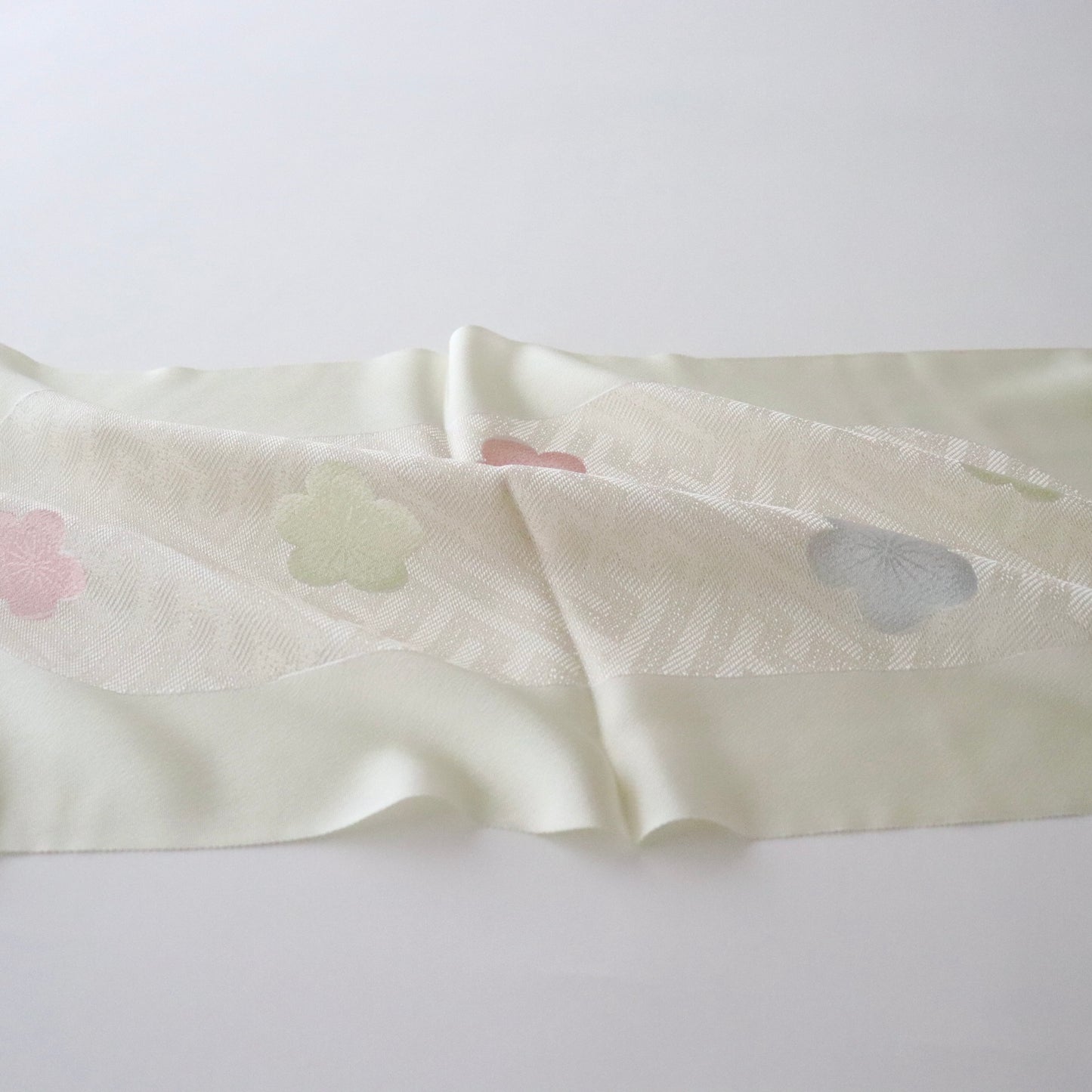 帯揚げ「縮緬縫取紗綾形手挿友禅 梅 - lt.g」和小物さくら