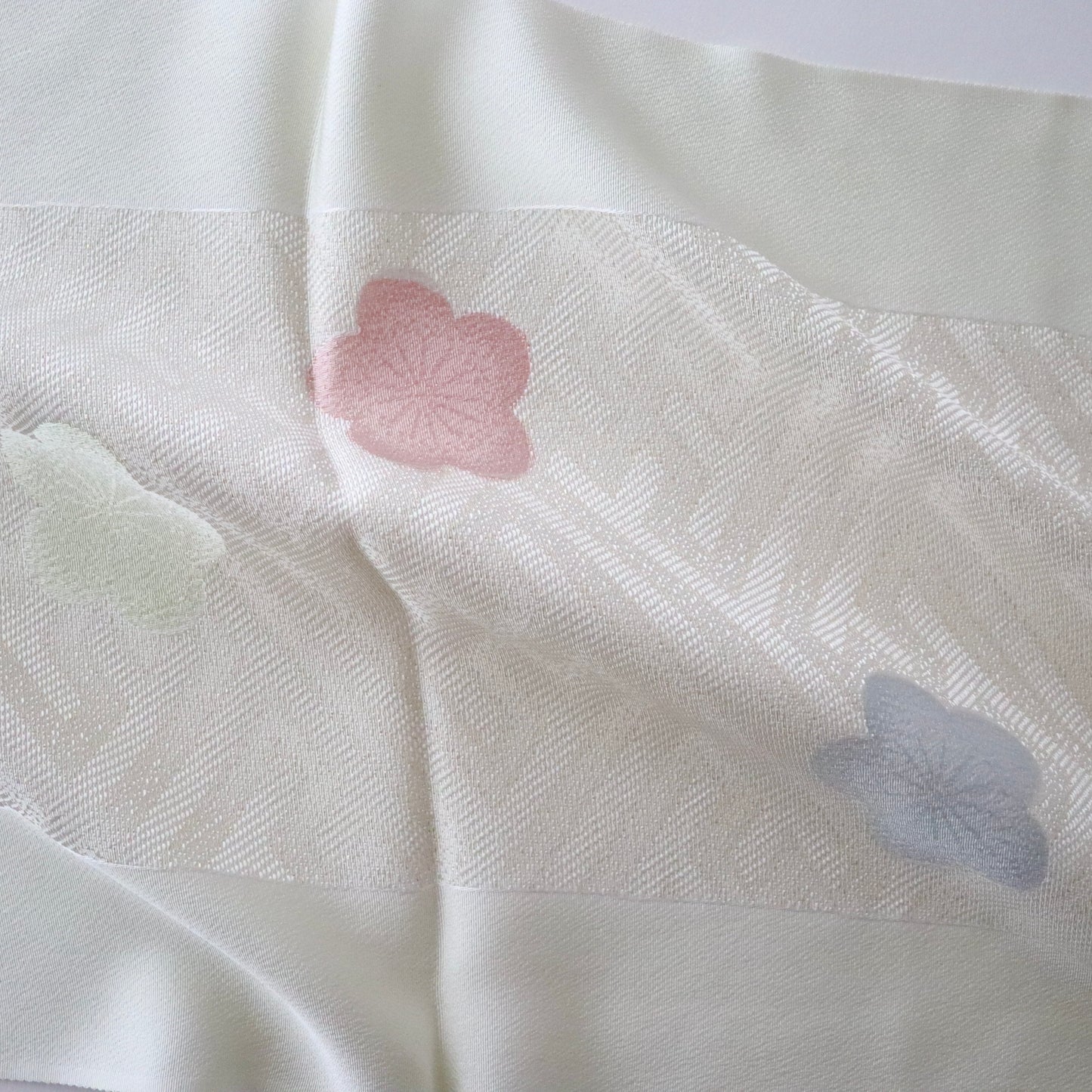 帯揚げ「縮緬縫取紗綾形手挿友禅 梅 - lt.g」和小物さくら