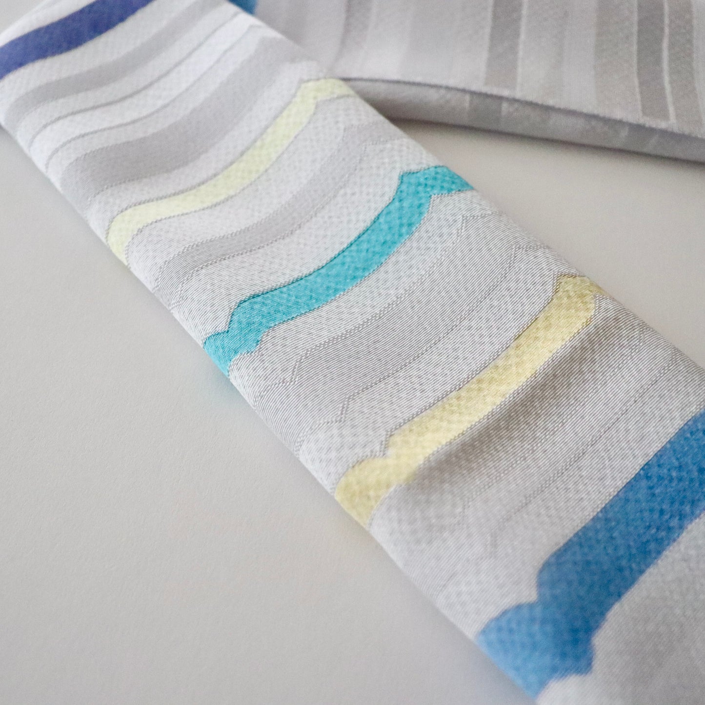 帯揚げ「臈纈横段 / lt.b」和小物さくら