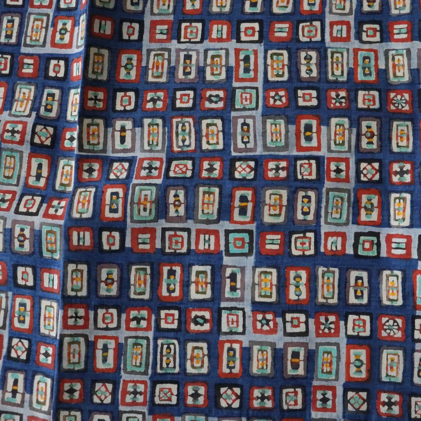 紬絵羽小紋「型絵染  - 藍地階段取り額紋」小島貞二