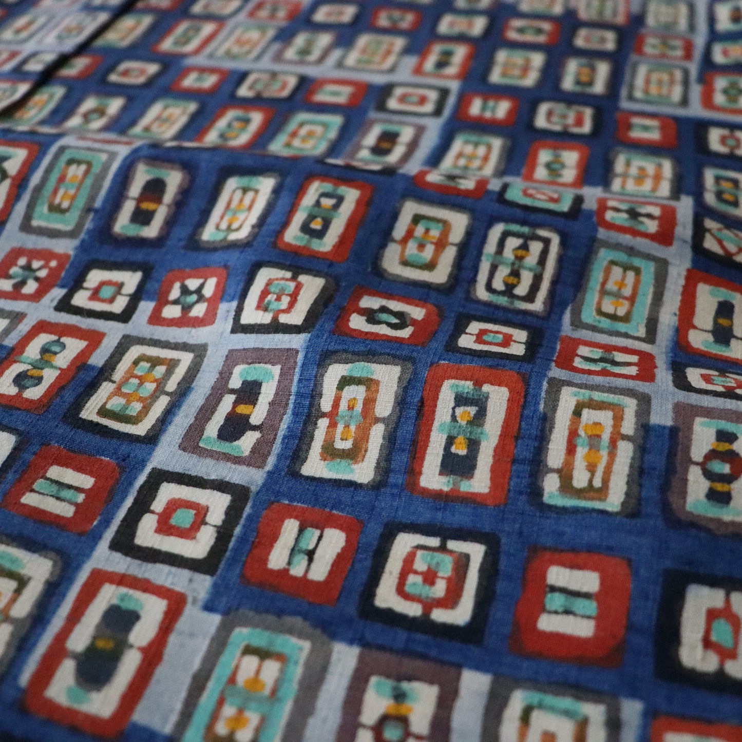 紬絵羽小紋「型絵染  - 藍地階段取り額紋」小島貞二