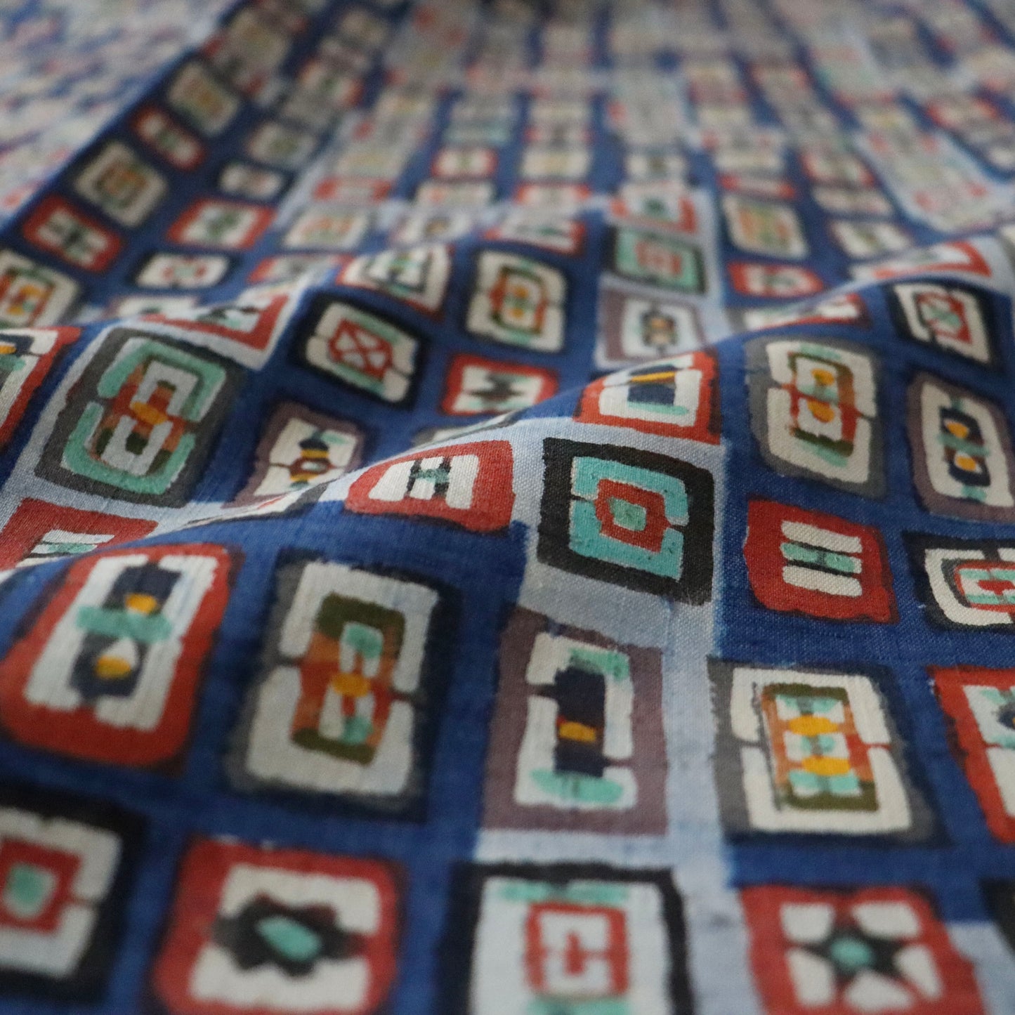 紬絵羽小紋「型絵染  - 藍地階段取り額紋」小島貞二