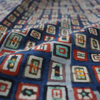 紬絵羽小紋「型絵染  - 藍地階段取り額紋」小島貞二