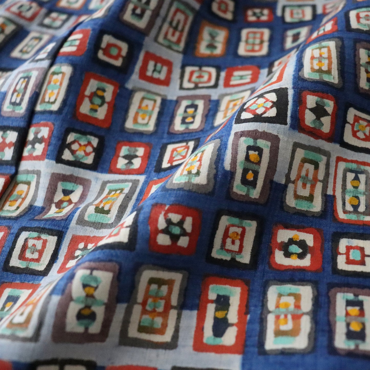 紬絵羽小紋「型絵染  - 藍地階段取り額紋」小島貞二