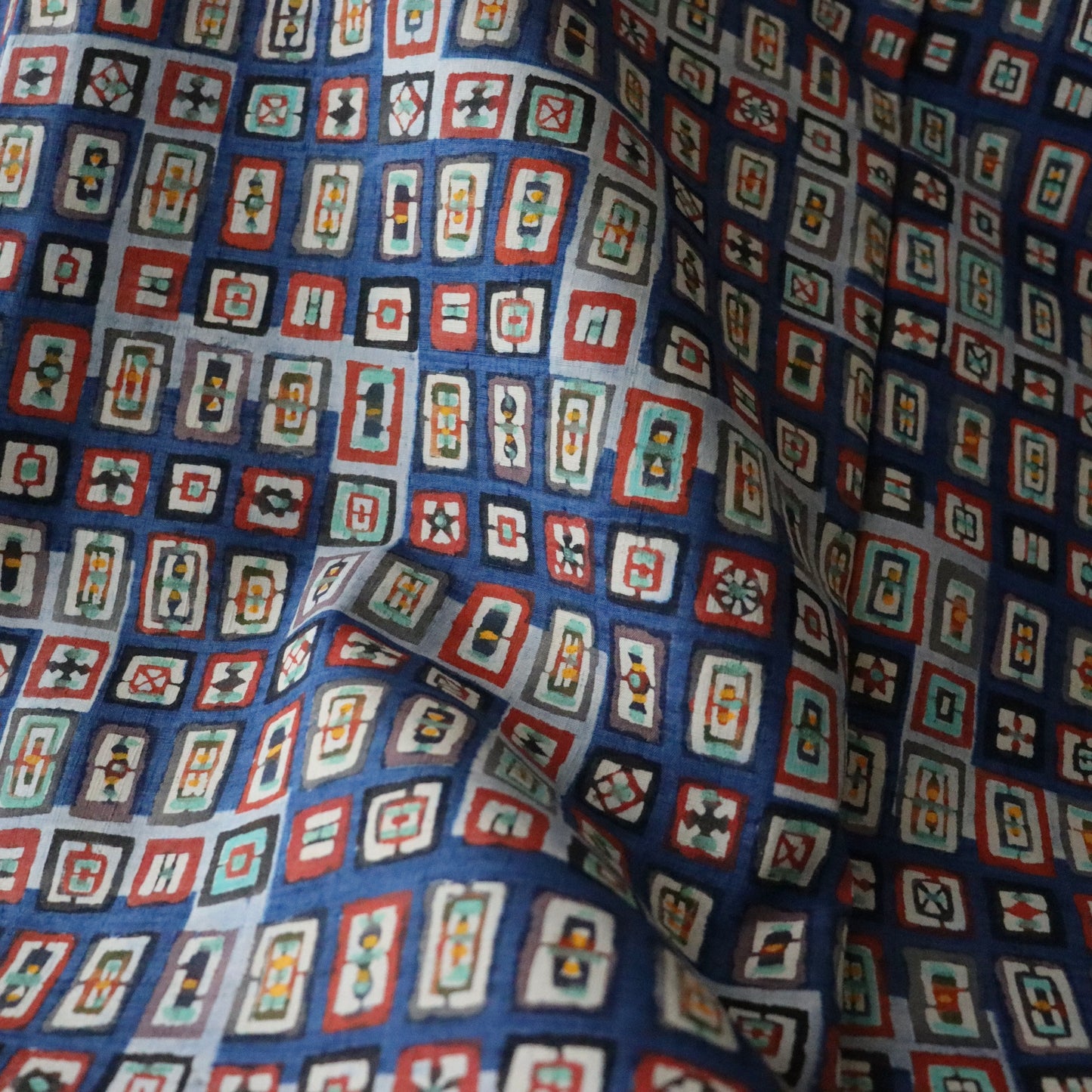 紬絵羽小紋「型絵染  - 藍地階段取り額紋」小島貞二