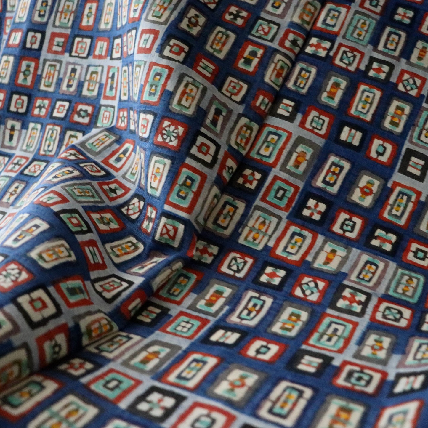 紬絵羽小紋「型絵染  - 藍地階段取り額紋」小島貞二