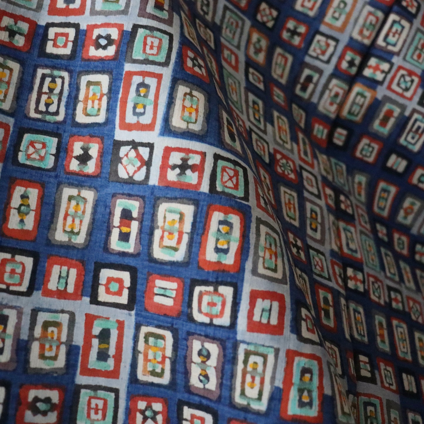 紬絵羽小紋「型絵染  - 藍地階段取り額紋」小島貞二