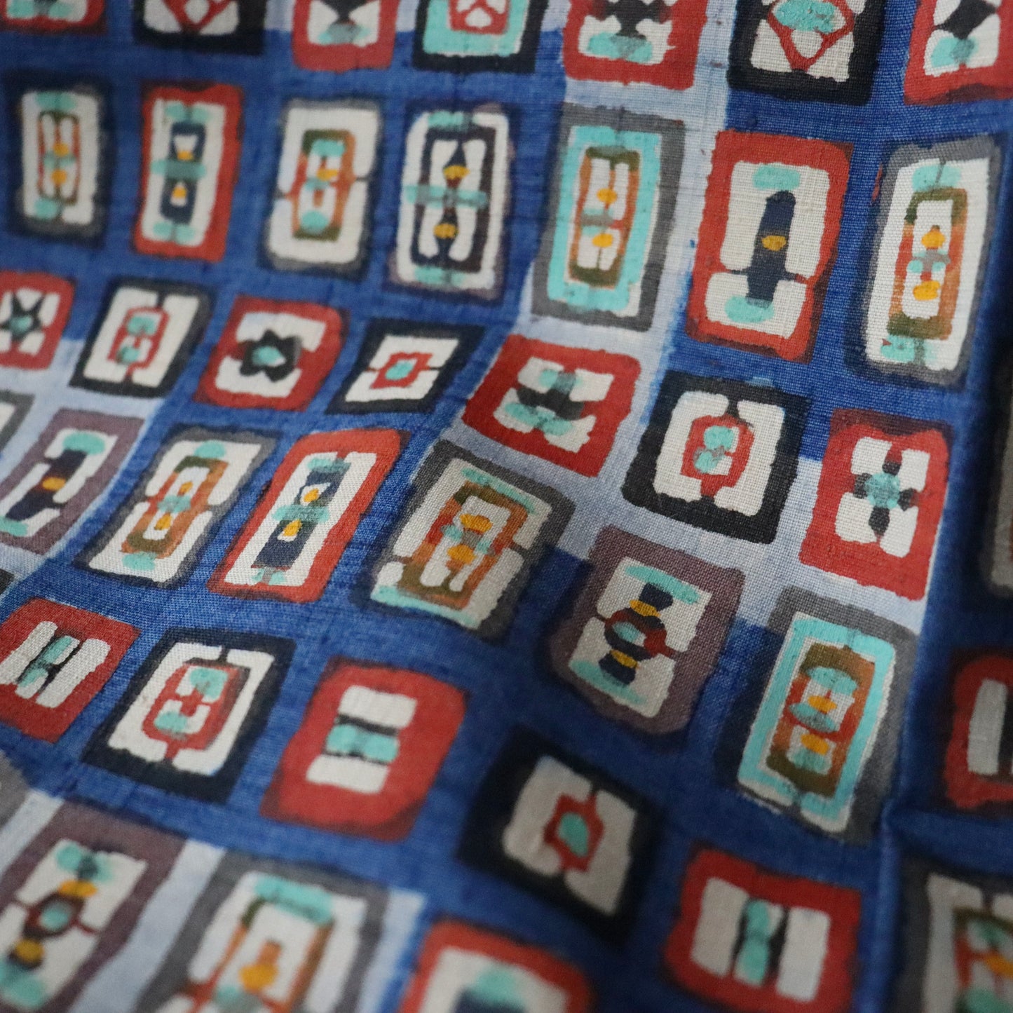 紬絵羽小紋「型絵染  - 藍地階段取り額紋」小島貞二