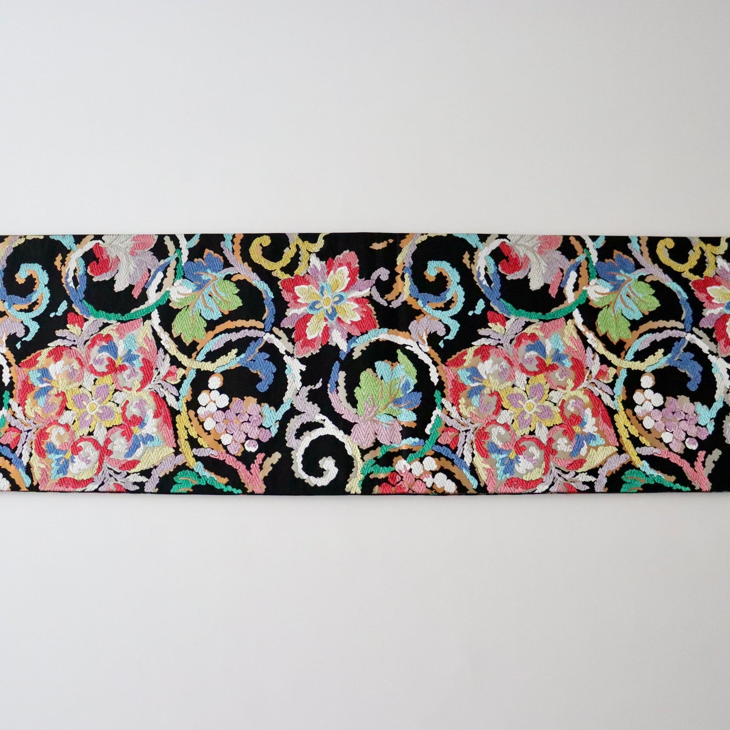 袋帯「唐絹 - 葡萄唐草華文」志都香