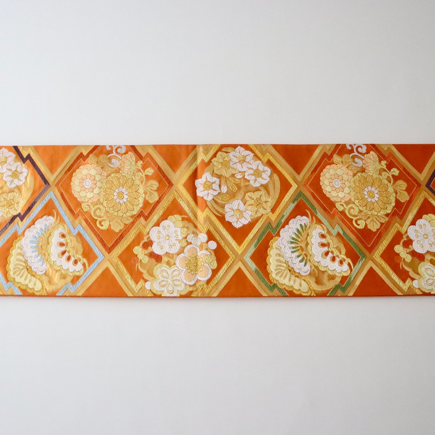 袋帯「吉兆綾錦 - 松皮菱花丸文」絲屋善創