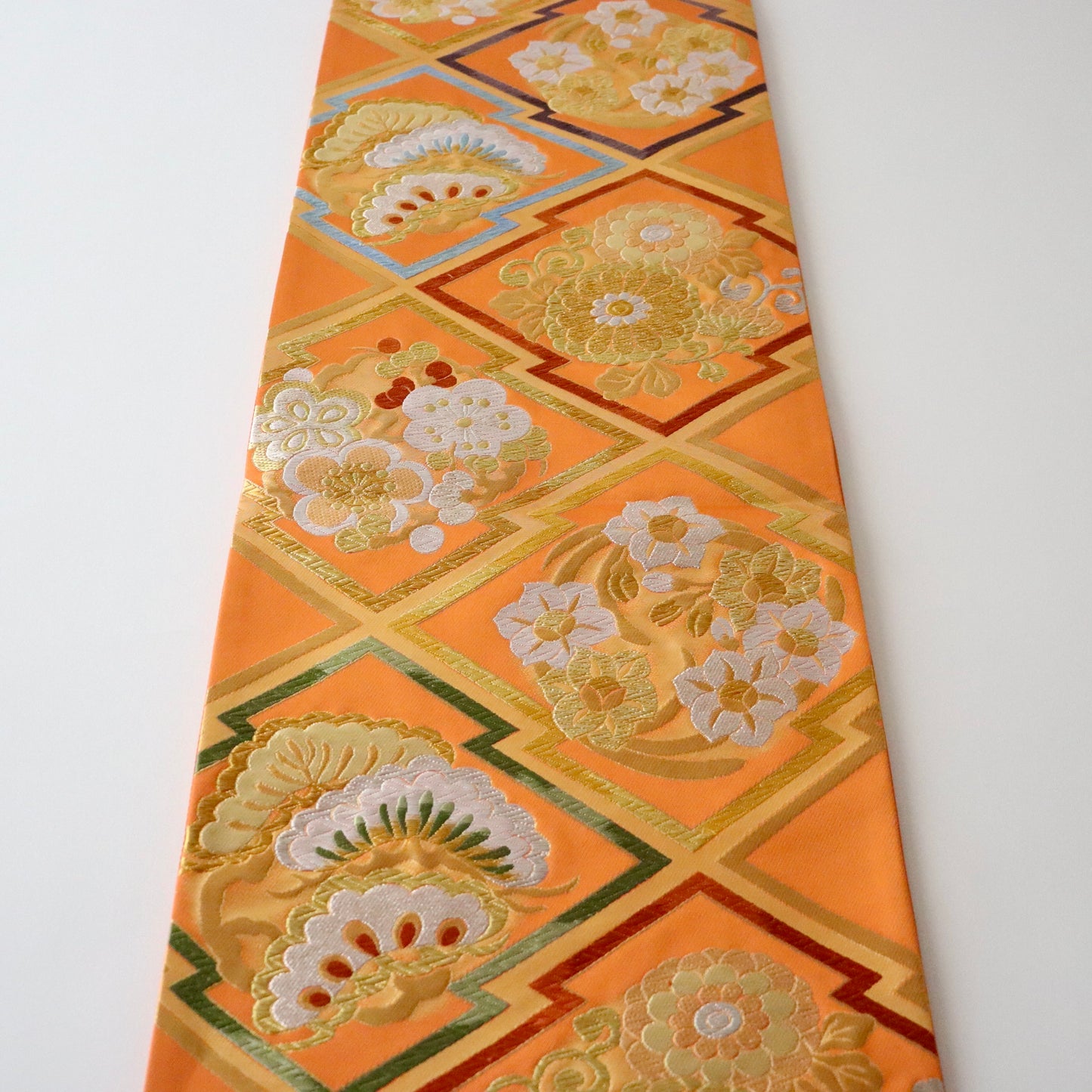 袋帯「吉兆綾錦 - 松皮菱花丸文」絲屋善創