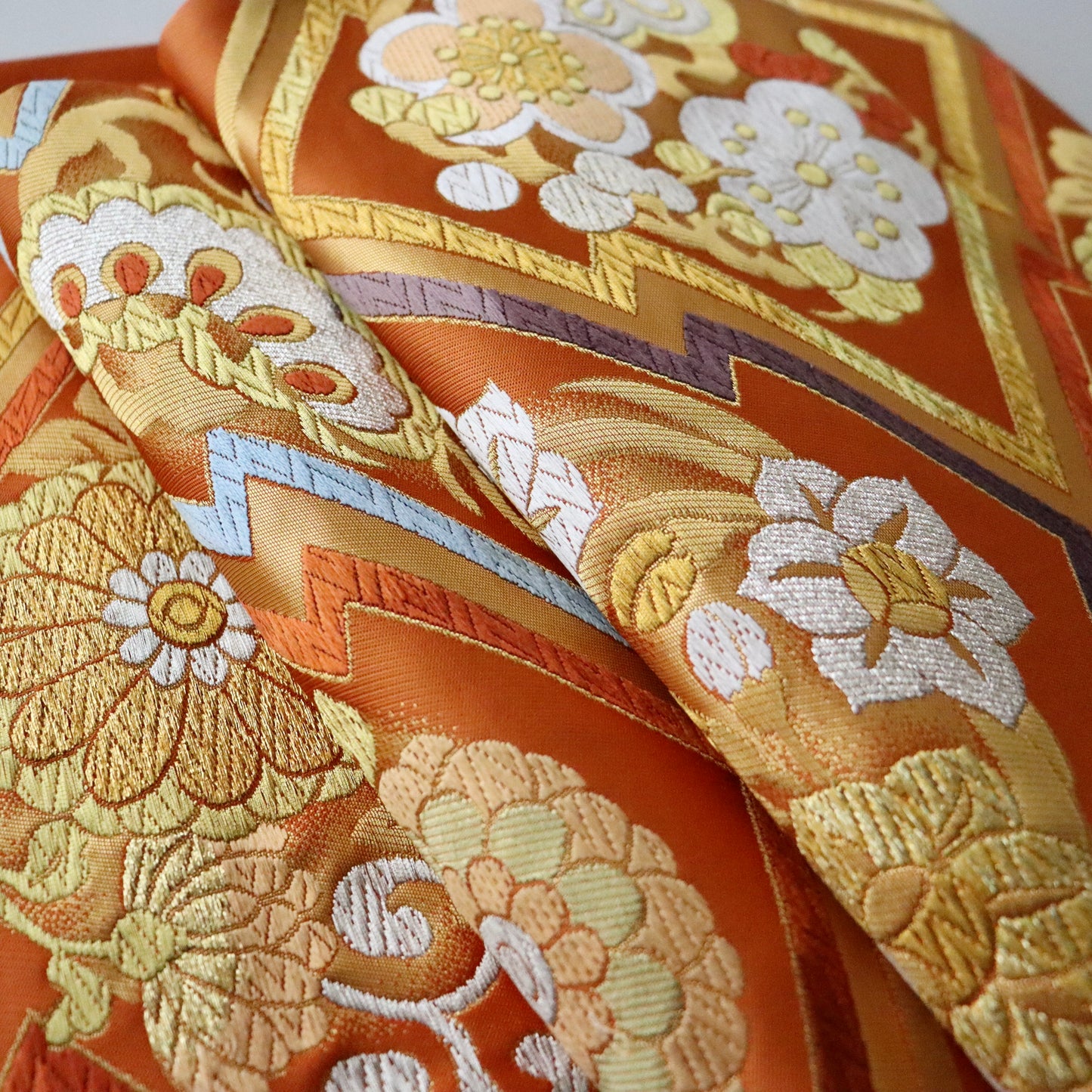 袋帯「吉兆綾錦 - 松皮菱花丸文」絲屋善創