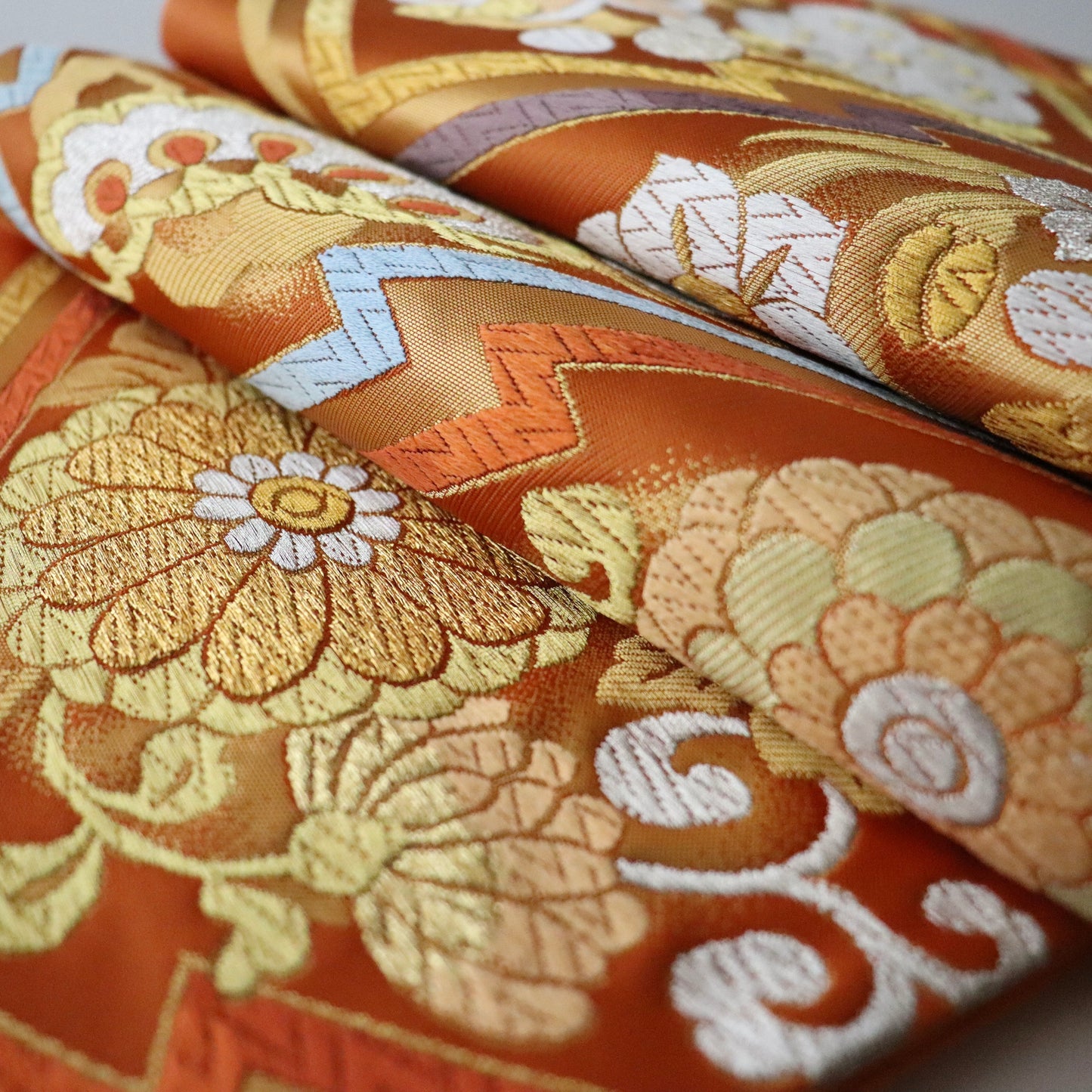 袋帯「吉兆綾錦 - 松皮菱花丸文」絲屋善創