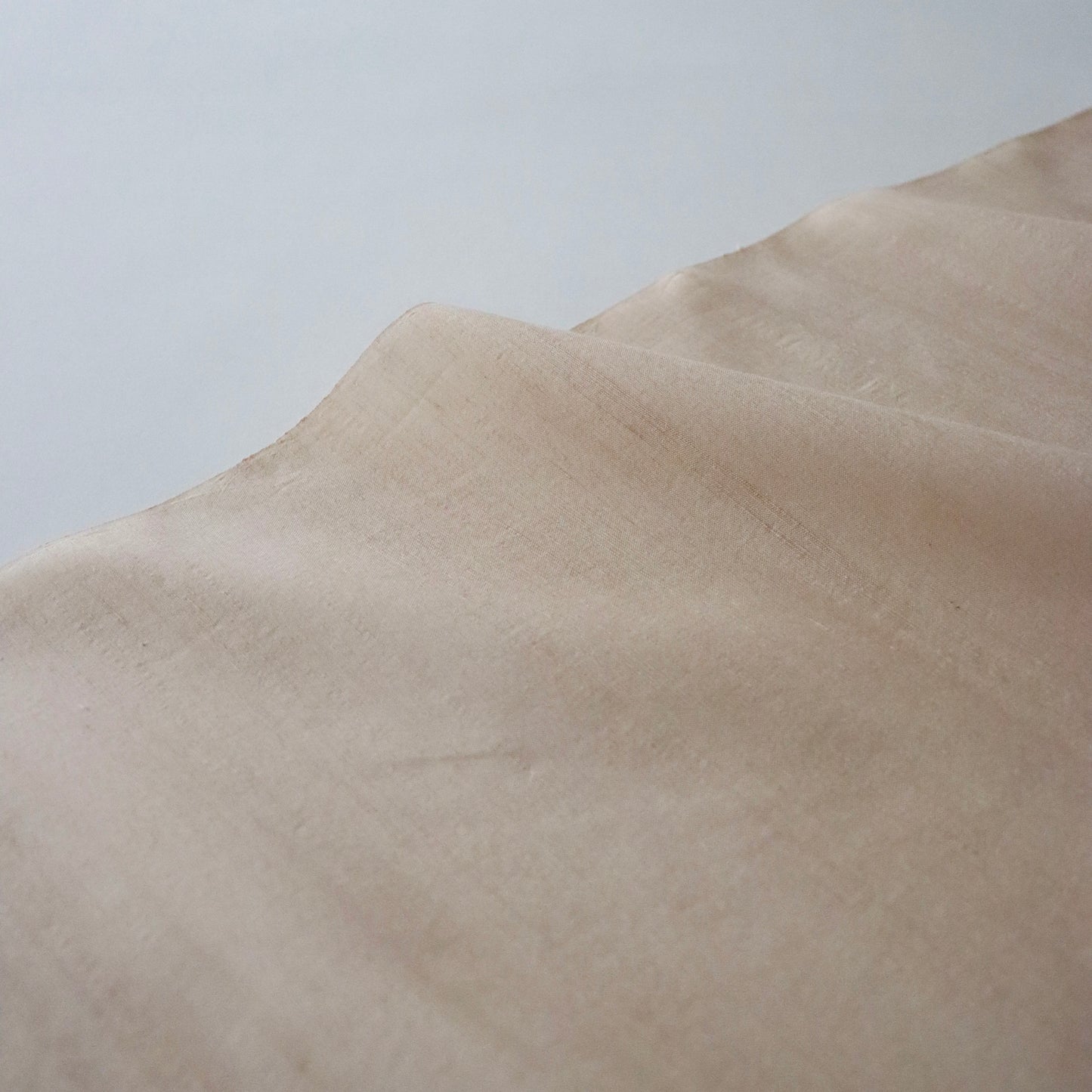 本場 久米島紬「無地/月桃染」織手：浜里スミ