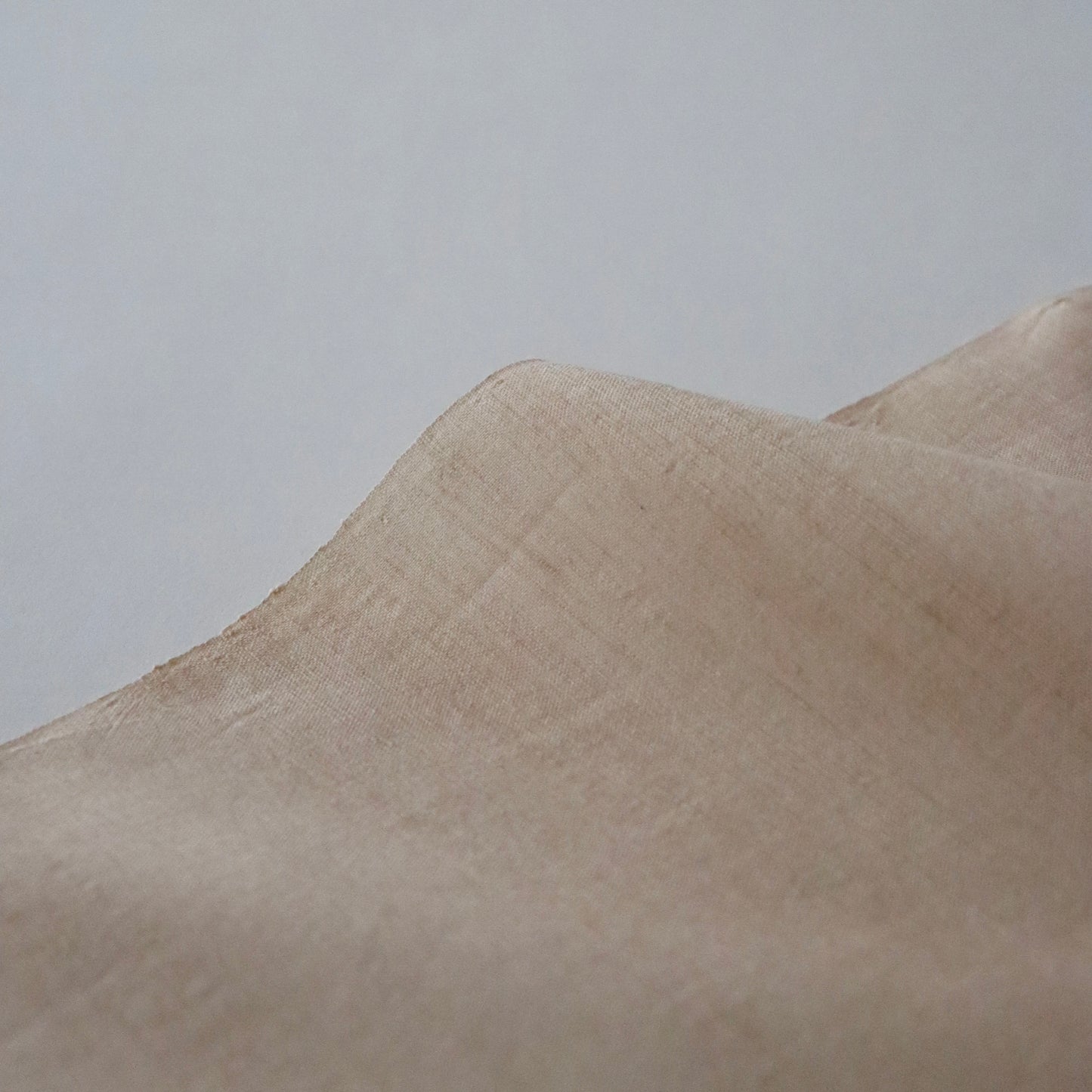 本場 久米島紬「無地/月桃染」織手：浜里スミ