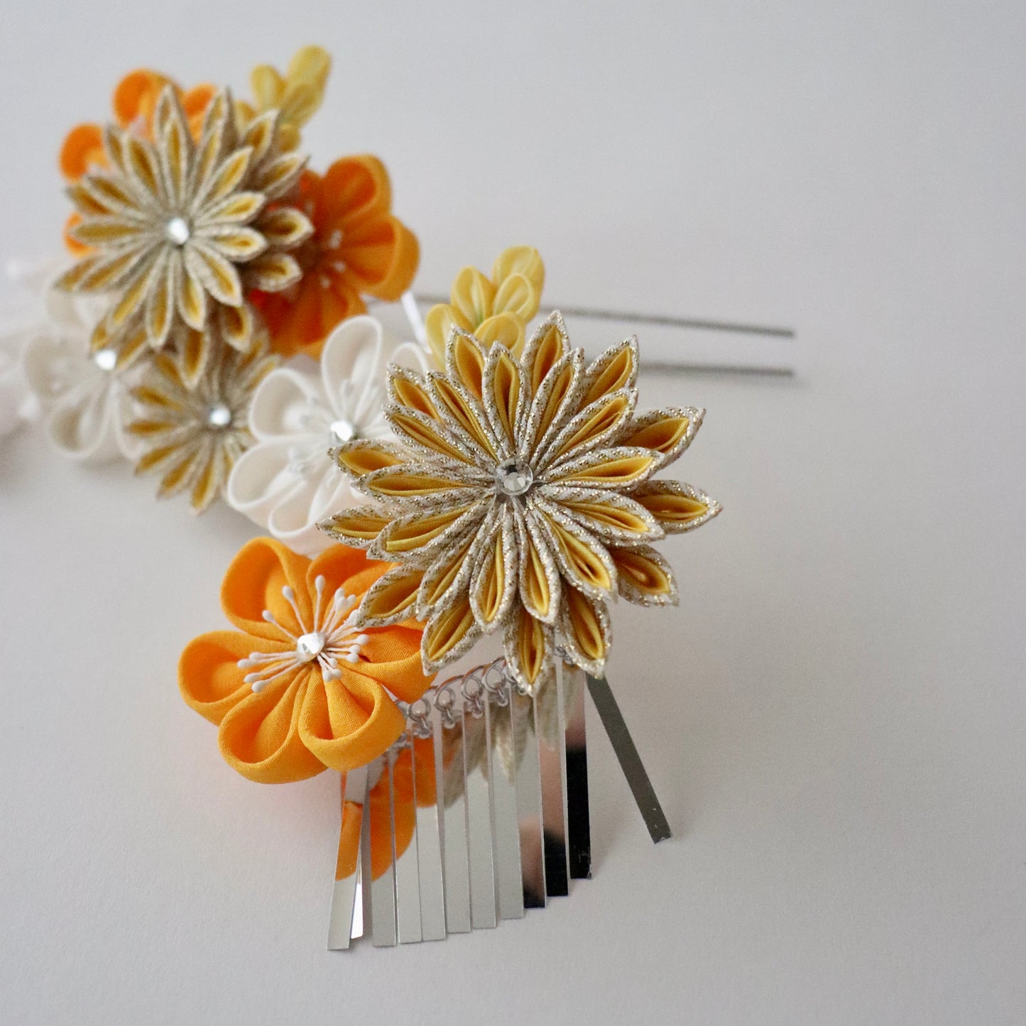 振袖向け髪飾り「つまみ細工 - 花々/支子色」大原商店