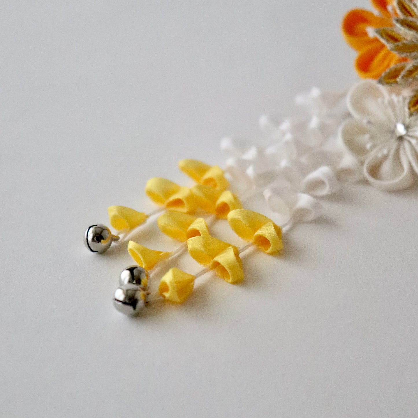 振袖向け髪飾り「つまみ細工 - 花々/支子色」大原商店