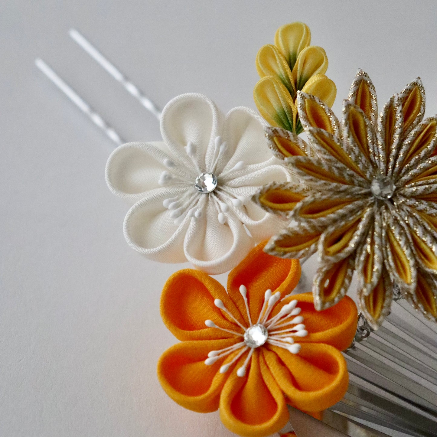 振袖向け髪飾り「つまみ細工 - 花々/支子色」大原商店