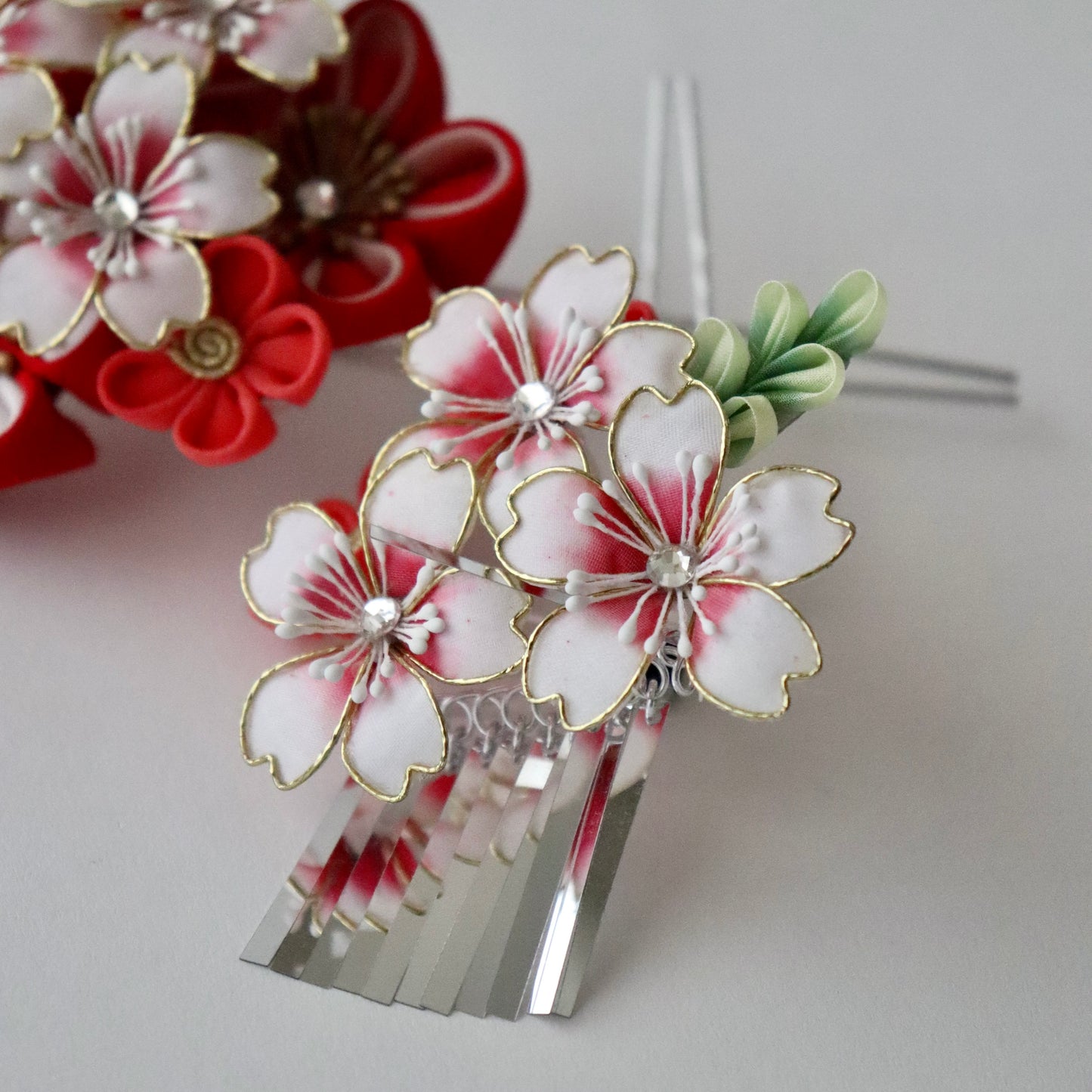 振袖向け髪飾り「つまみ細工 - 花々/紅白縁取」大原商店