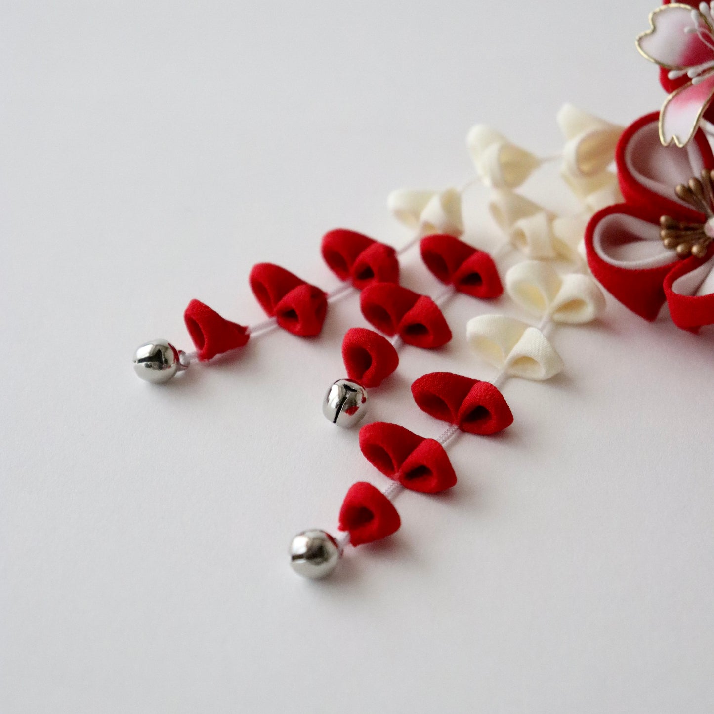 振袖向け髪飾り「つまみ細工 - 花々/紅白縁取」大原商店