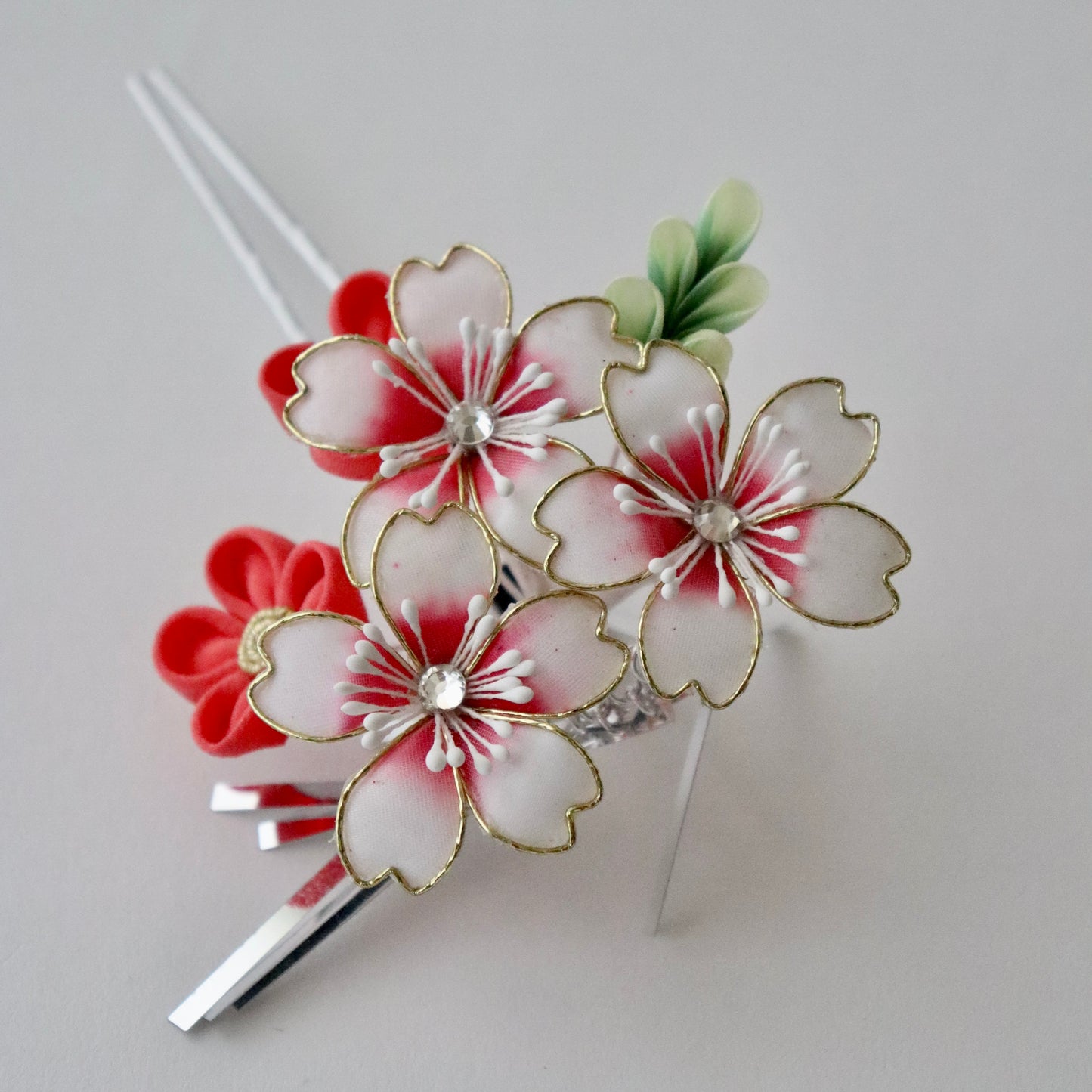 振袖向け髪飾り「つまみ細工 - 花々/紅白縁取」大原商店