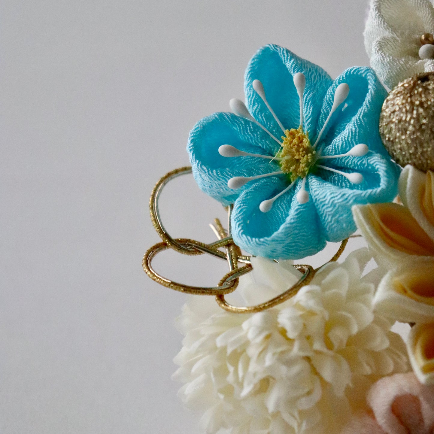 振袖向け髪飾り「つまみ細工 - 花々/淡黄空色」大原商店