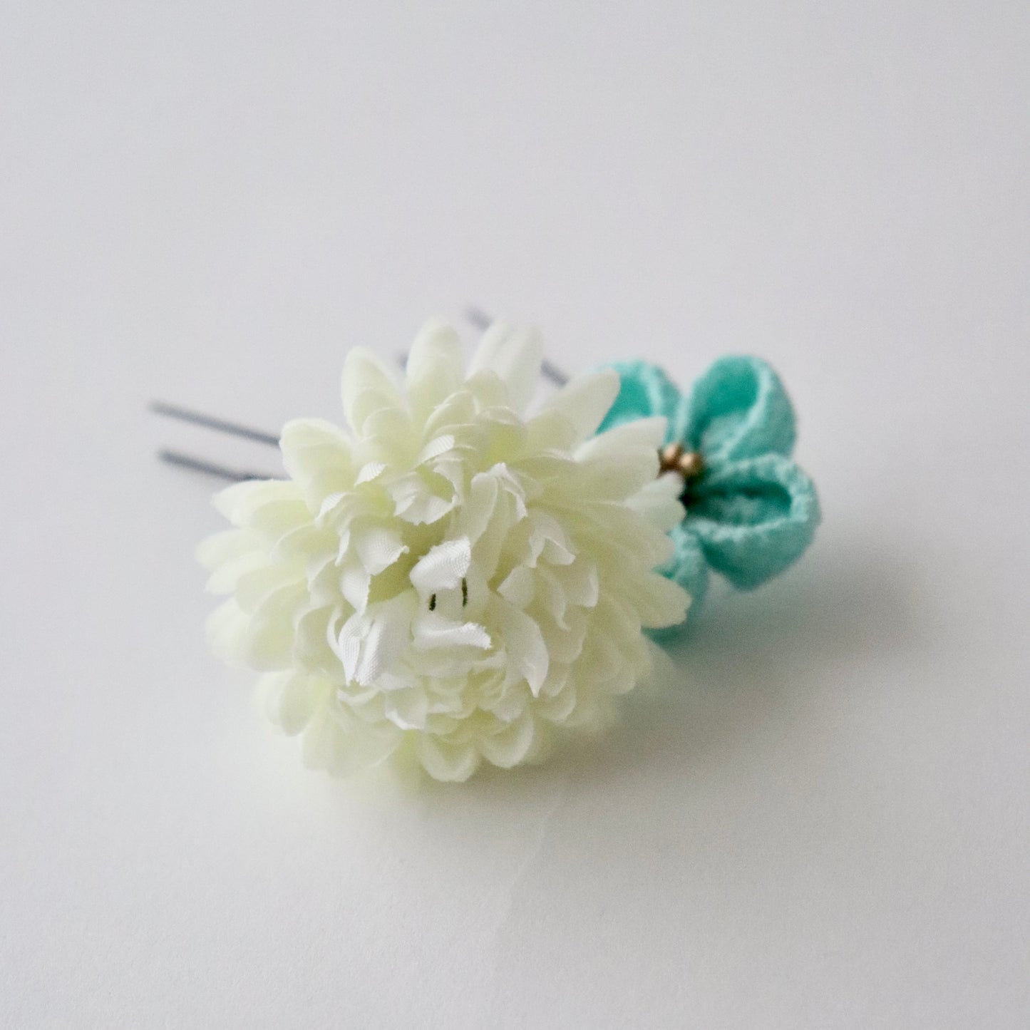 振袖向け髪飾り「つまみ細工 - 花々/淡黄空色」大原商店