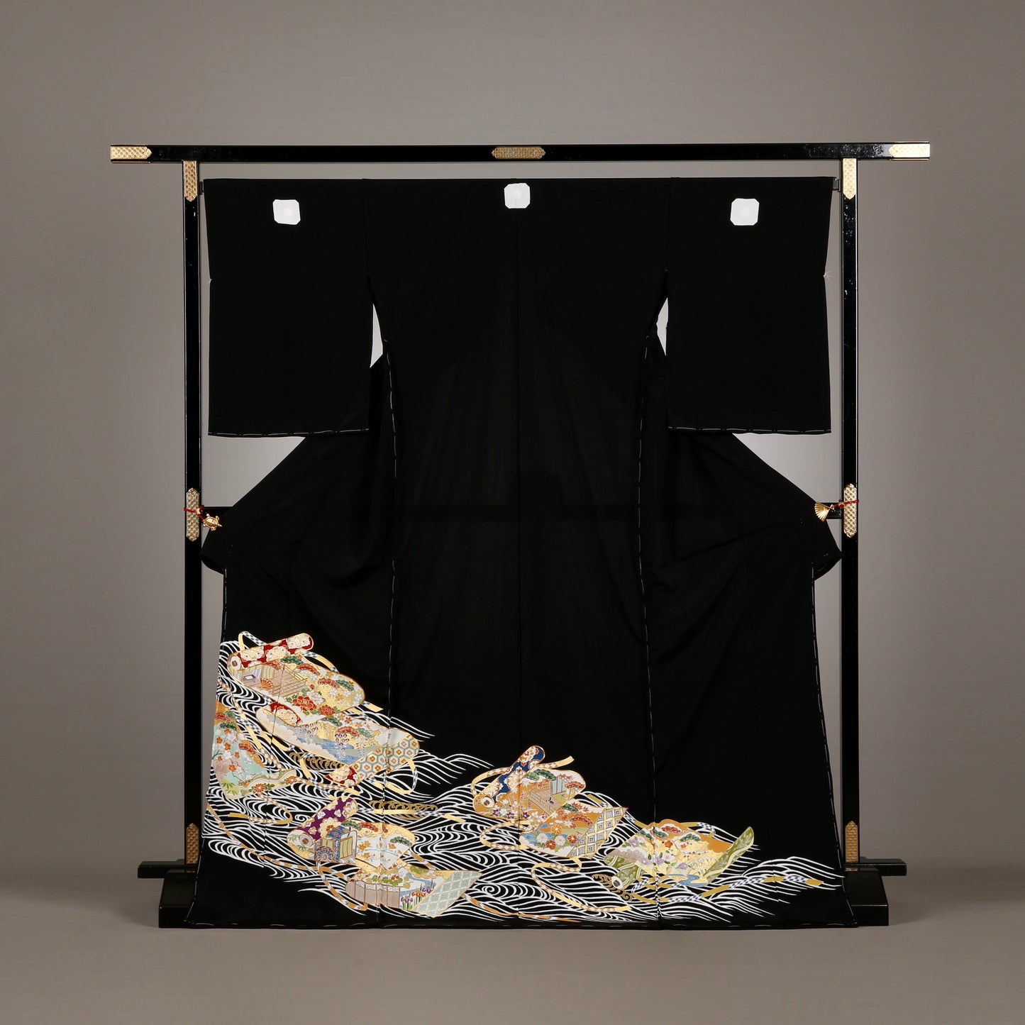 黒留袖「手描き京友禅 - 波に巻物」髙橋啓