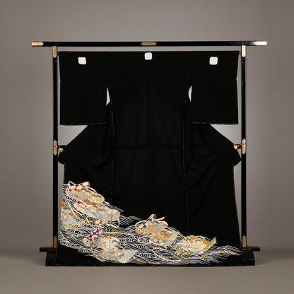 黒留袖「手描き京友禅 - 波に巻物」髙橋啓